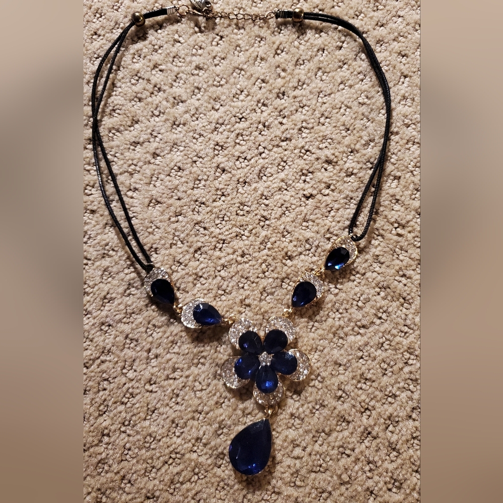 Betsey Johnson Elegant Blue and Gold Flower Necklace